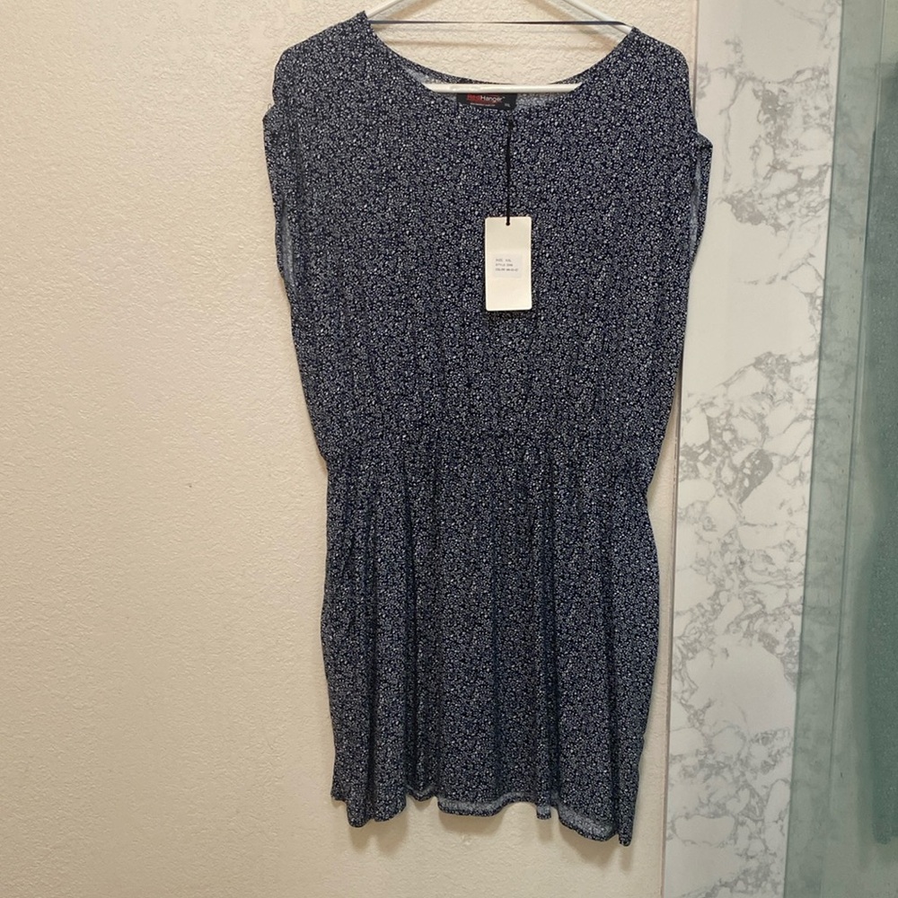Adorable Cap sleeve elastic waist navy and white floral dress